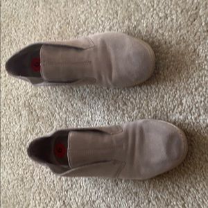 Ankle flat shoes
